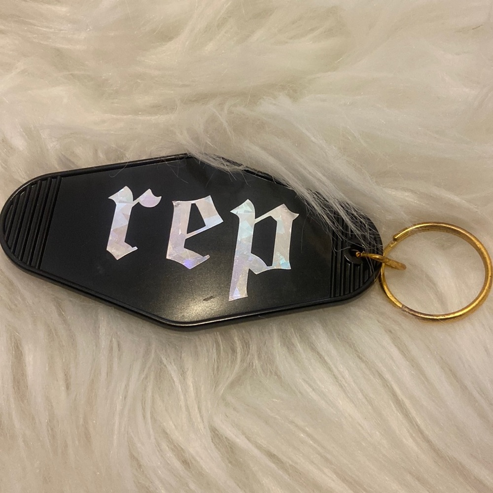 Taylor Swift Reputation Keychain - Picture 2 of 7
